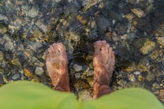 Нога мужчины в холодной чистой воде в maggiore озера стоковое фото rf Нога мужчины в холодной чистой воде в maggiore озера стоковое фото rf