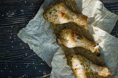 Ноги жареной курицы Очень вкусные испеченные drumsticks r r стоковая фотография rf Ноги жареной курицы Очень вкусные испеченные drumsticks r r стоковая фотография rf