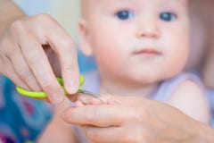 Ноготь вырезывания матери конца-вверх младенца с безопасностью scissors Ногти ребенка утески мамы Здравоохранение детей и концепц стоковое фото Ноготь вырезывания матери конца-вверх младенца с безопасностью scissors Ногти ребенка утески мамы Здравоохранение детей и концепц стоковое фото