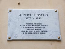 Номерной знак Альберта Эйнштейна, Нобелевской премии в физике Когда он был hhe 16 потратило немного держатель стоковое изображение Номерной знак Альберта Эйнштейна, Нобелевской премии в физике Когда он был hhe 16 потратило немного держатель стоковое изображение