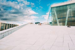 Норвегия Осло Группы людей идя вверх на наклон angled крыши o Стоковые Изображения RF Норвегия Осло Группы людей идя вверх на наклон angled крыши o Стоковые Изображения RF