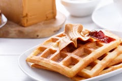 Норвежское brunost на белой таблице Домодельные вафли со скандинавским коричневым вареньем сыра и клубники стоковая фотография Норвежское brunost на белой таблице Домодельные вафли со скандинавским коричневым вареньем сыра и клубники стоковая фотография