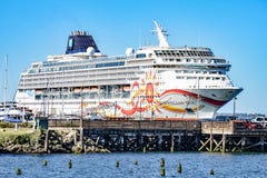 Норвежское туристическое судно NCL Солнца состыкованное в Astoria, Орегоне стоковая фотография rf Норвежское туристическое судно NCL Солнца состыкованное в Astoria, Орегоне стоковая фотография rf