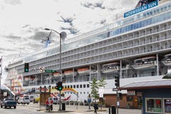 Норвежское туристическое судно NCL Солнца состыкованное в городском Ketchikan, Аляске стоковое изображение rf Норвежское туристическое судно NCL Солнца состыкованное в городском Ketchikan, Аляске стоковое изображение rf