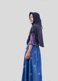 Носка маленькой девочки черное hijab и усмехаться в изолированной белой предпосылке стоковое фото Носка маленькой девочки черное hijab и усмехаться в изолированной белой предпосылке стоковое фото