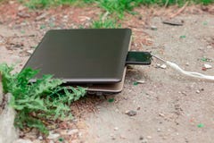 Ноутбук и смартфон во время обеда Сильный прибор поглощает устаревшее устройство r стоковое изображение rf Ноутбук и смартфон во время обеда Сильный прибор поглощает устаревшее устройство r стоковое изображение rf