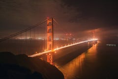 ноча строба моста золотистая стоковая фотография ноча строба моста золотистая стоковая фотография