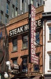 Нью-Йорк, NY/Соединенные Штаты - 19-ое июля 2016: Вертикальная съемка стейкхауса Нью-Йорка самого старого и известного усадьбы стоковые фотографии rf Нью-Йорк, NY/Соединенные Штаты - 19-ое июля 2016: Вертикальная съемка стейкхауса Нью-Йорка самого старого и известного усадьбы стоковые фотографии rf