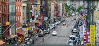 Нью-Йорк, NY/США - 08/01/2018: Смотреть вниз с восточного Бродвей в районе Чайна-тауна Нью-Йорка городского Манхэттена стоковые фотографии rf Нью-Йорк, NY/США - 08/01/2018: Смотреть вниз с восточного Бродвей в районе Чайна-тауна Нью-Йорка городского Манхэттена стоковые фотографии rf