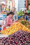 Нью-Йорк, NY/США - 08/01/2018: Уличные торговцы продавая плод в районе Чайна-тауна Нью-Йорка, городской Манхэттен стоковое фото rf Нью-Йорк, NY/США - 08/01/2018: Уличные торговцы продавая плод в районе Чайна-тауна Нью-Йорка, городской Манхэттен стоковое фото rf