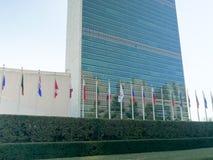НЬЮ-ЙОРК, НЬЮ-ЙОРК, США - 16-ОЕ СЕНТЯБРЯ 2015: близкий поднимающий вверх взгляд экстерьера Организации Объединенных Наций строя, стоковые изображения НЬЮ-ЙОРК, НЬЮ-ЙОРК, США - 16-ОЕ СЕНТЯБРЯ 2015: близкий поднимающий вверх взгляд экстерьера Организации Объединенных Наций строя, стоковые изображения