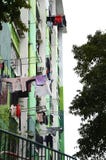 Одежды смертной казни через повешение на стене фасада внешней старого здания государственного жилого фонда в Гонконге стоковое фото Одежды смертной казни через повешение на стене фасада внешней старого здания государственного жилого фонда в Гонконге стоковое фото