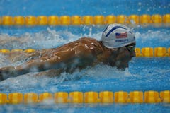 Олимпийский чемпион Майкл Phelps Соединенных Штатов плавая бабочка 200m людей на Рио 2016 Олимпийских Игр стоковые фотографии rf Олимпийский чемпион Майкл Phelps Соединенных Штатов плавая бабочка 200m людей на Рио 2016 Олимпийских Игр стоковые фотографии rf
