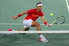 Олимпийский чемпион Рафаэль Nadal Испании в действии во время ` s людей удваивает вокруг 3 из Рио 2016 Олимпийских Игр стоковая фотография rf Олимпийский чемпион Рафаэль Nadal Испании в действии во время ` s людей удваивает вокруг 3 из Рио 2016 Олимпийских Игр стоковая фотография rf