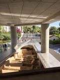 Олимпийское пламя на музее акрополя стоковая фотография rf Олимпийское пламя на музее акрополя стоковая фотография rf