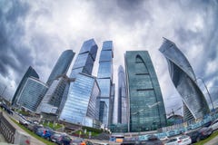 Облака шторма плавая над небоскребами делового центра Москвы международных & x28; Москва-City& x29; Fisheye стоковое изображение rf Облака шторма плавая над небоскребами делового центра Москвы международных & x28; Москва-City& x29; Fisheye стоковое изображение rf