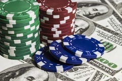 Обломоки покера с dolars стоковые фото Обломоки покера с dolars стоковые фото