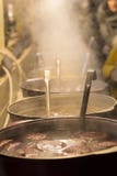 Обдумыванный горячий Vats обдумыванного вина на рождественской ярмарке стоковое изображение rf Обдумыванный горячий Vats обдумыванного вина на рождественской ярмарке стоковое изображение rf