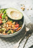 Обедающий Vegan с авокадоом, зернами, фасолями и овощами Стоковая Фотография Обедающий Vegan с авокадоом, зернами, фасолями и овощами Стоковая Фотография