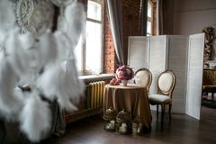 Обеденный стол с классическими стульями, экраном, плодоовощ, вазой цветков, свечами и улавливателями мечты в космосе просторной к стоковое изображение Обеденный стол с классическими стульями, экраном, плодоовощ, вазой цветков, свечами и улавливателями мечты в космосе просторной к стоковое изображение
