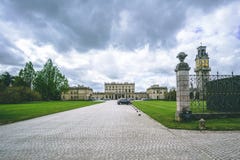 Облака над имуществом поместья дома Cliveden с башней с часами стоковые фото Облака над имуществом поместья дома Cliveden с башней с часами стоковые фото