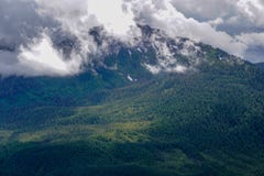 Облака покрывают гору в Juneau Аляске стоковое изображение rf Облака покрывают гору в Juneau Аляске стоковое изображение rf