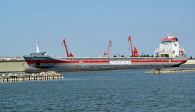 Область Калининграда, Россия Cargoship DONGEBORG проходит через канал корабля Калининграда стоковое фото Область Калининграда, Россия Cargoship DONGEBORG проходит через канал корабля Калининграда стоковое фото
