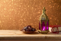 Облегчил фонарик и датирует плод на деревянном столе над предпосылкой bokeh стоковые изображения rf Облегчил фонарик и датирует плод на деревянном столе над предпосылкой bokeh стоковые изображения rf