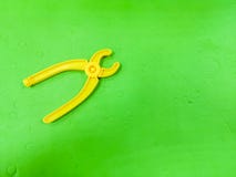 Обломоки младенца, на зеленой предпосылке Инструмент для ребенка, etsky ремонтника, развития для детей, подготавливая ребенка для стоковые фото Обломоки младенца, на зеленой предпосылке Инструмент для ребенка, etsky ремонтника, развития для детей, подготавливая ребенка для стоковые фото