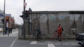 Обмылки Берлинской стены на Niederkirchnerstrasse около контрольно-пропускного пункта Чарли стоковое фото Обмылки Берлинской стены на Niederkirchnerstrasse около контрольно-пропускного пункта Чарли стоковое фото