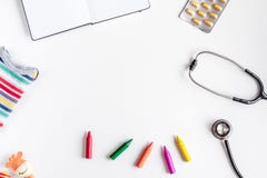 Оборудование с crayons, космос педиатрии взгляд сверху предпосылки стетоскопа белый для текста стоковые фото Оборудование с crayons, космос педиатрии взгляд сверху предпосылки стетоскопа белый для текста стоковые фото