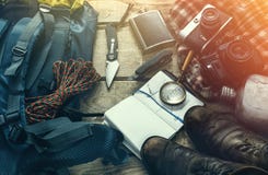 Оборудование туризма перемещения на деревянной предпосылке, взгляд сверху Концепция деятельности при праздника путешествием откры стоковая фотография Оборудование туризма перемещения на деревянной предпосылке, взгляд сверху Концепция деятельности при праздника путешествием откры стоковая фотография