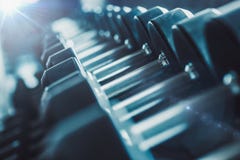 Оборудование и машины нерезкости на пустой современной комнате спортзала Fitnes стоковые изображения rf Оборудование и машины нерезкости на пустой современной комнате спортзала Fitnes стоковые изображения rf