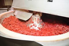 Обрабатывать мяса в пищевой промышленности на резце стоковая фотография Обрабатывать мяса в пищевой промышленности на резце стоковая фотография
