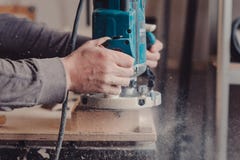 Обрабатывать части мебели машиной для полировать дерево стоковое фото rf Обрабатывать части мебели машиной для полировать дерево стоковое фото rf