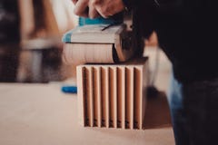 Обрабатывать части мебели машиной для полировать дерево стоковая фотография rf Обрабатывать части мебели машиной для полировать дерево стоковая фотография rf
