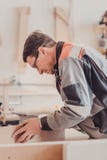 Обрабатывать части мебели машиной для полировать дерево стоковое фото Обрабатывать части мебели машиной для полировать дерево стоковое фото
