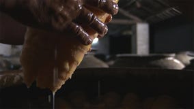 Обрабатывая matsutakes чистки и держать как можно быстрый после скомплектованный от природы, роскошных материалов еды стоковая фотография Обрабатывая matsutakes чистки и держать как можно быстрый после скомплектованный от природы, роскошных материалов еды стоковая фотография