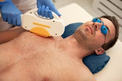 Обработка epilation лазера для того чтобы укомплектовать личным составом комод стоковые изображения Обработка epilation лазера для того чтобы укомплектовать личным составом комод стоковые изображения