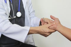 Обработка крупного плана симптомов пальца замка или заболевания Parkinson на белой предпосылке, здоровой концепции стоковые изображения rf Обработка крупного плана симптомов пальца замка или заболевания Parkinson на белой предпосылке, здоровой концепции стоковые изображения rf