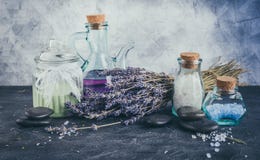 Обработка курорта - забота тела aromatherapy лаванда Стоковое фото RF Обработка курорта - забота тела aromatherapy лаванда Стоковое фото RF