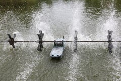 Обработка сточных вод имеет турбину воды для оксигенации в воде стоковое изображение rf Обработка сточных вод имеет турбину воды для оксигенации в воде стоковое изображение rf
