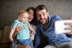 Образ жизни семьи - соедините принимать selfie с ребёнком, близкий u стоковые изображения rf Образ жизни семьи - соедините принимать selfie с ребёнком, близкий u стоковые изображения rf