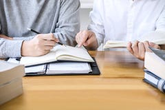 Образование, преподавательство, уча концепцию Гувернер группы студентов или одноклассников средней школы в библиотеке изучая и чи стоковое изображение rf Образование, преподавательство, уча концепцию Гувернер группы студентов или одноклассников средней школы в библиотеке изучая и чи стоковое изображение rf