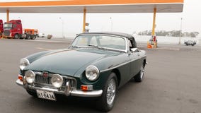 Обратимый зеленый и черный путешественник 1967 MGB, Лима стоковое фото Обратимый зеленый и черный путешественник 1967 MGB, Лима стоковое фото