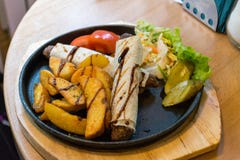 Обруч Kebab tortilla в горячей плите утюга стоковое фото rf Обруч Kebab tortilla в горячей плите утюга стоковое фото rf