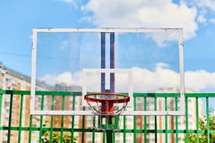 Обруч баскетбола снаружи на спортивной площадке стоковое фото Обруч баскетбола снаружи на спортивной площадке стоковое фото