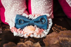 Обручальные кольца, бабочка и невеста подвязки на деревянном столе стоковое фото rf Обручальные кольца, бабочка и невеста подвязки на деревянном столе стоковое фото rf