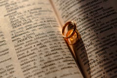 Обручальные кольца на листе старой бумаги стоковое фото rf Обручальные кольца на листе старой бумаги стоковое фото rf