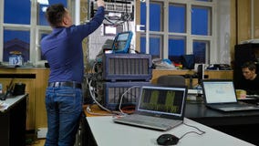 Обслуживание сети администратор инженера сети проверяя оборудование оборудования сервера центра данных стоковая фотография rf Обслуживание сети администратор инженера сети проверяя оборудование оборудования сервера центра данных стоковая фотография rf
